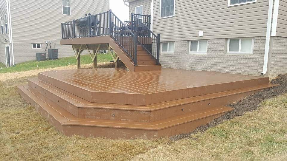 Octagonal multi-level deck platform with staircase